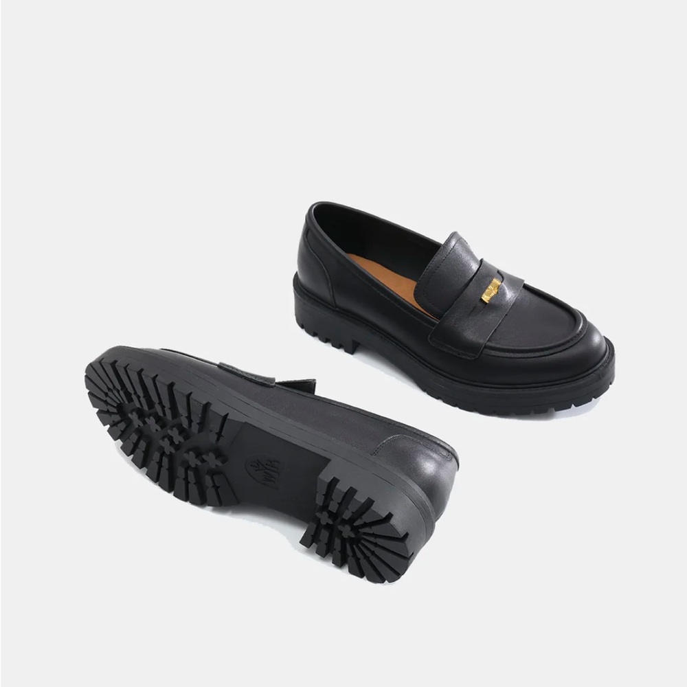 Wydr Black Penny Leather Loafers with Gold Accent. Size 10 Wide Women